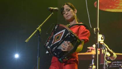 Julieta Venegas refleja la situación de muchas mujeres en la rola "Caminar Sola"