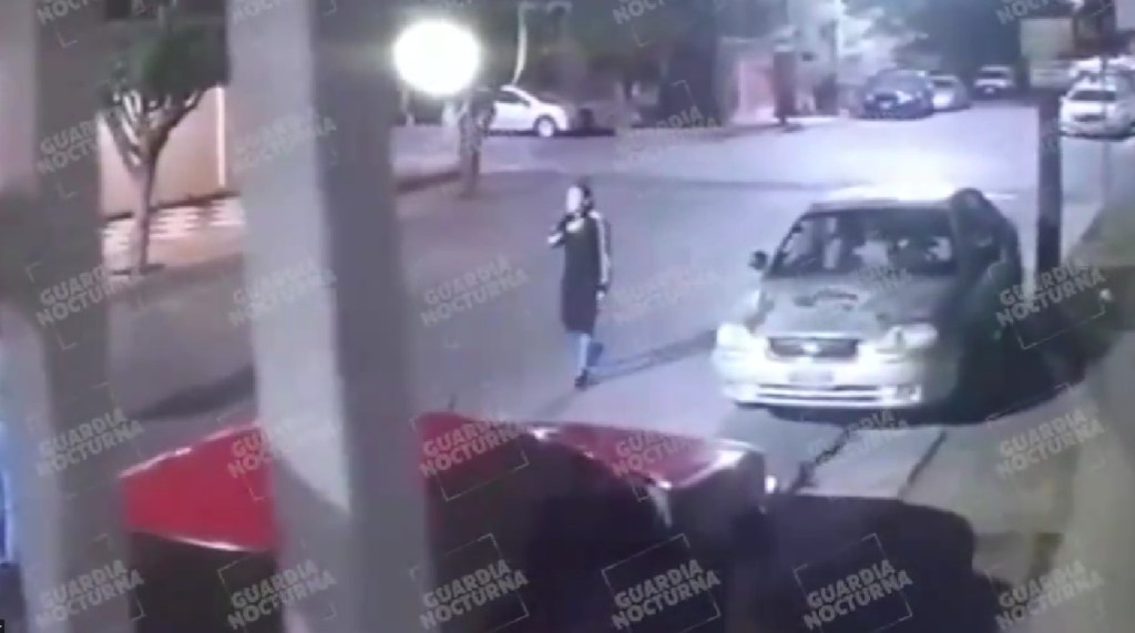 El momento en que dos mujeres evitan ser secuestradas en Guadalajara