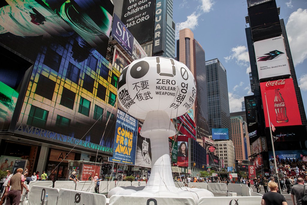 Escultura ZERO NUKES de Amnesia Atómica