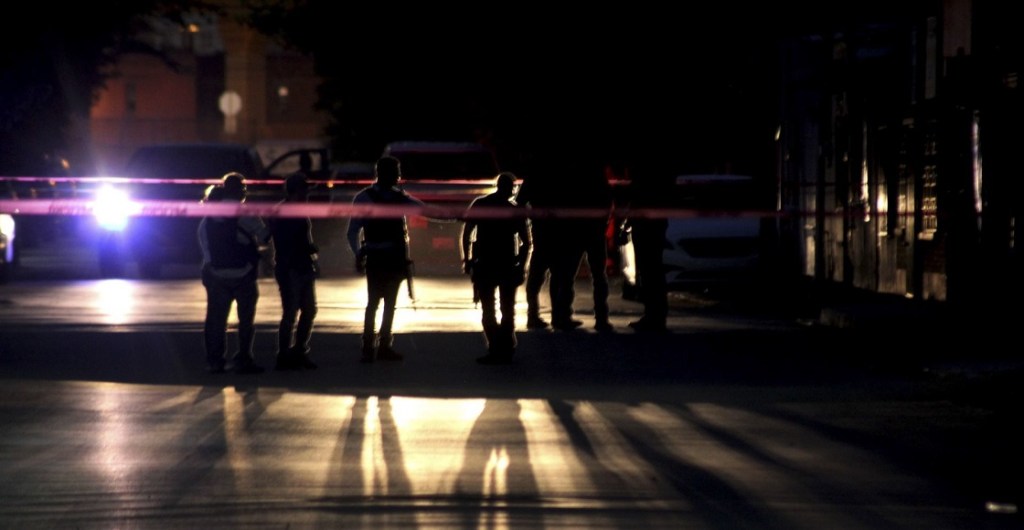 CIUDAD JUÁREZ, CHIHUAHUA, 01JULIO2018.- Dos agentes de la secretaria pública municipal fueron agredidos a balazos cuando realizaban una inspección de rutina estos hechos fueron en los cruces oro y acacias en la colonia Bellavista. Los agentes fueron trasladados a recibir atención médica al centro médico de especialidades por sus compañeros que llegaron a auxiliarlos. En el lugar trascendió que se trataba un ataque contra el secretario de Seguridad Pública Municipal, pero minutos después desmintieron el hecho.