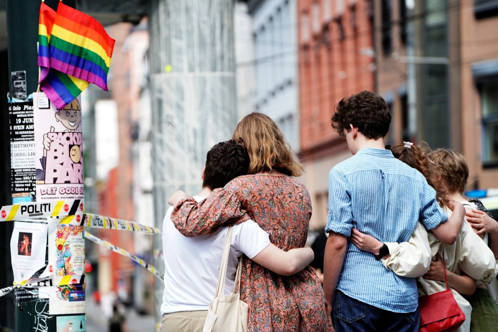 Cancelan Marcha del Orgullo en Noruega tras tiroteo en bar LGBT+