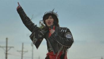 Yeah Yeah Yeahs regresa luego de nueve años con la rola "Spitting Off the Edge of the World"