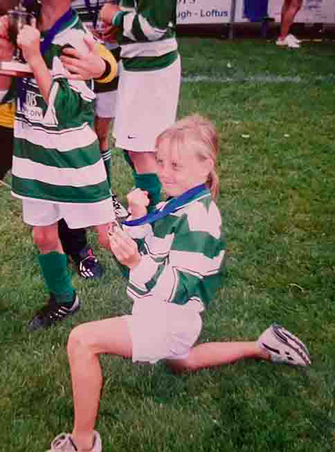 Beth Mead de niña en equipos de futbol