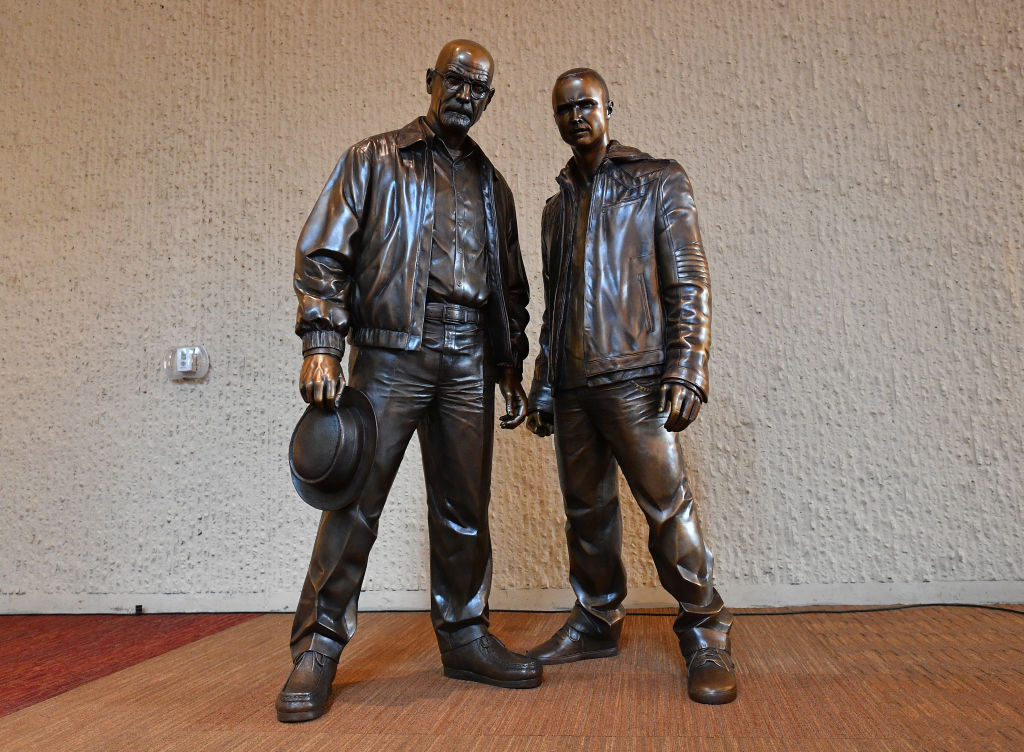 ¡Heisenberg! Revelan estatuas en honor a Walter White y Jesse Pinkman de 'Breaking Bad'