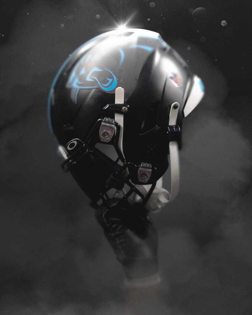 Nuevo casco de los Panthers en la NFL