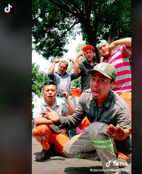 ¡Checos 13! Recolectores de basura hacen parodia de 'Chicas pesadas' y se hacen virales