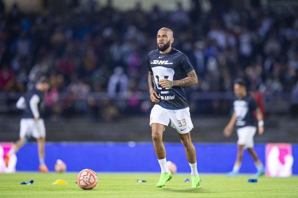 Dani Alves rechazó una camioneta particular para ir en el camión con sus compañeros de Pumas