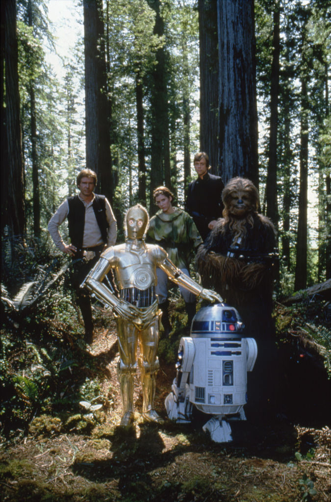 Harrison Ford, Carrie Fisher, Mark Hamill, Anthony Daniels y Peter Mayhew en el set de 'Return of the Jedi'