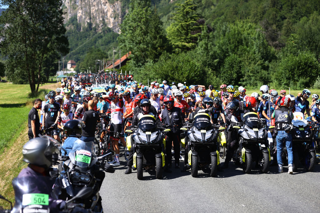 Bengalas y retraso: La manifestación que interrumpió el Tour de Francia y su décima etapa