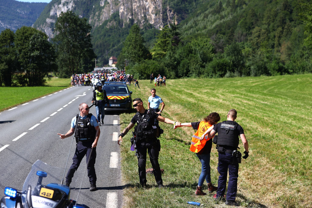 Bengalas y retraso: La manifestación que interrumpió el Tour de Francia y su décima etapa