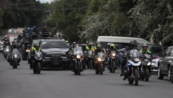 CIUDAD DE MÉXICO, 14JULIO2022.- Fueron trasladados los 14 supuestos integrantes del Cártel de Sinaloa, que fueron detenidos en una casa de seguridad en Topilejo tras una balacera, al módulo diamante de máxima seguridad de Santa Martha Acatitla, en donde comparecerán ante un juez. La Secretaría de Seguridad montó un operativo para custodiarlos hasta el penal.