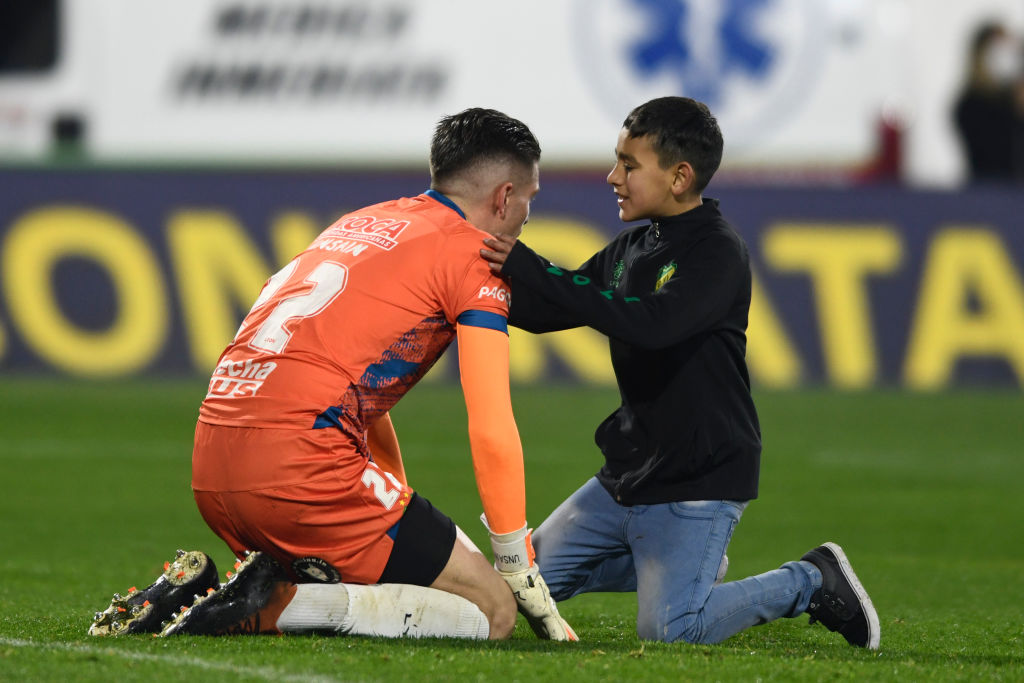 Intenta no llorar: La historia del niño que saltó a la cancha para abrazar a Ezequiel Unsain en Argentina