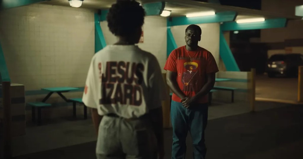 Daniel Kaluuya como OJ con una playera de Zapata de RATM