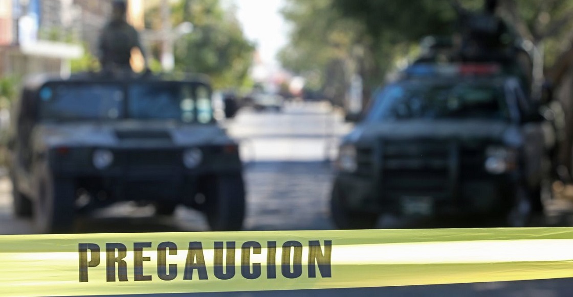 ZAPOPAN, JALISCO, 12FEBRERO2021.- Efectivos del Ejercito Mexicano realizaron un operativo en la colonia Auditorio, justamente en la calles Club Atlas y Box en donde se localizo un vehículo Honda Civic en color gris, mismo que en su interior se localizaron equipo táctico, armas y en donde extraoficialmente participo en la balacera del pasado lunes en el exterior del Restaurante Los Otates en Avenida Real Acueducto.