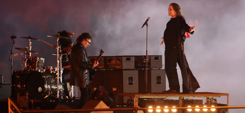 ¡Ozzy Osbourne y Tony Iommi se reúnen para tocar un clásico de Black Sabbath!