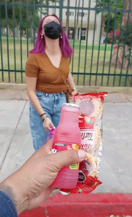 Papá le lleva el lunch a su hija en su primer día de universidad y se hace viral