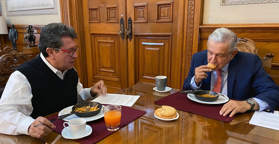 CIUDAD DE MÉXICO, 12NOVIEMBRE2020.- Andrés Manuel López Obrador, Presidente de México, dio a conocer en sus redes sociales que desayunó con el senador Ricardo Monreal huevos con chilaquiles, coyotas y café. "Le expuse las iniciativas de reforma que hemos enviado al Congreso en bien del pueblo y de la nación".