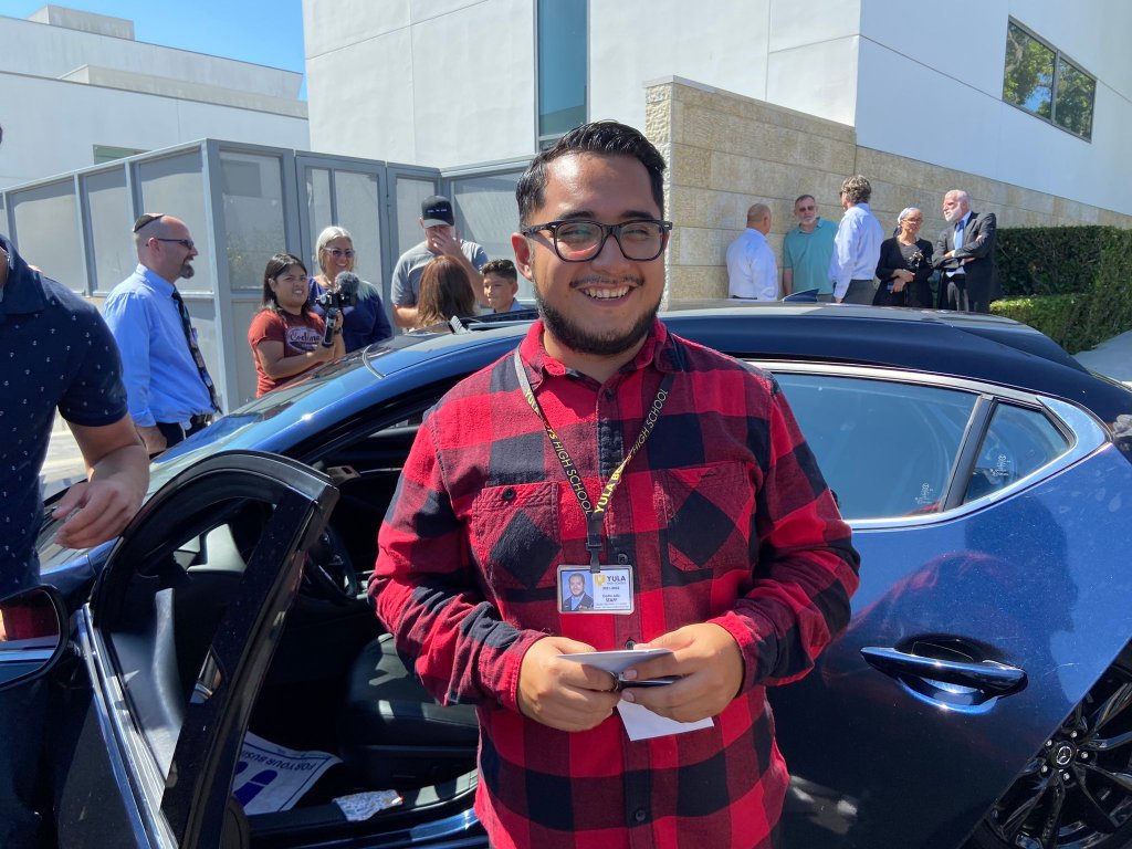 Alumnos de secundaria cooperan y le compran un auto a su maestro