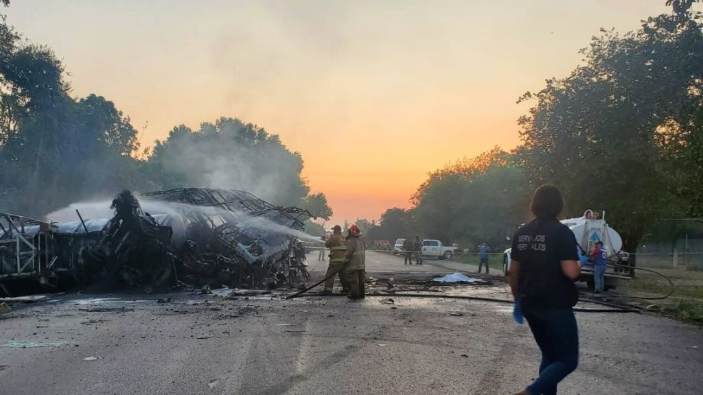 Se reportan 9 personas muertas tras choque entre una pipa y un autobús en Tamaulipas