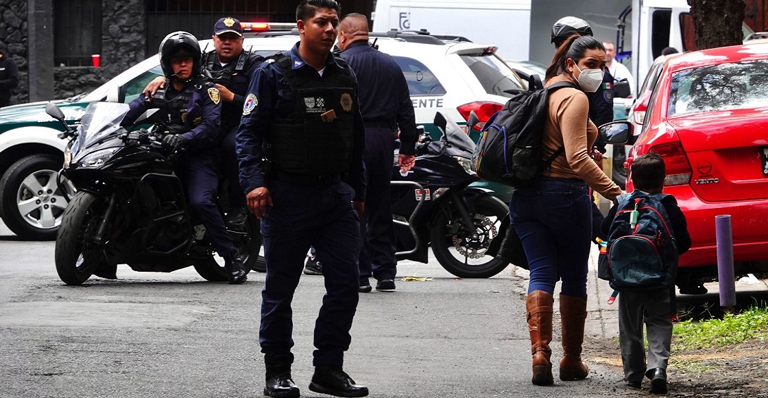 CIUDAD DE MÉXICO, 28SEPTIEMBRE2022.- Un policía y un civil murieron luego de un enfrentamiento con armas de fuego en las calles de Prolongación Abasolo y 2da Cerrada de Abasolo de la colonia Santa María Tepepan. Al lugar arribaron elementos de la policía capitalina y peritos de la Fiscalía General de Justicia.