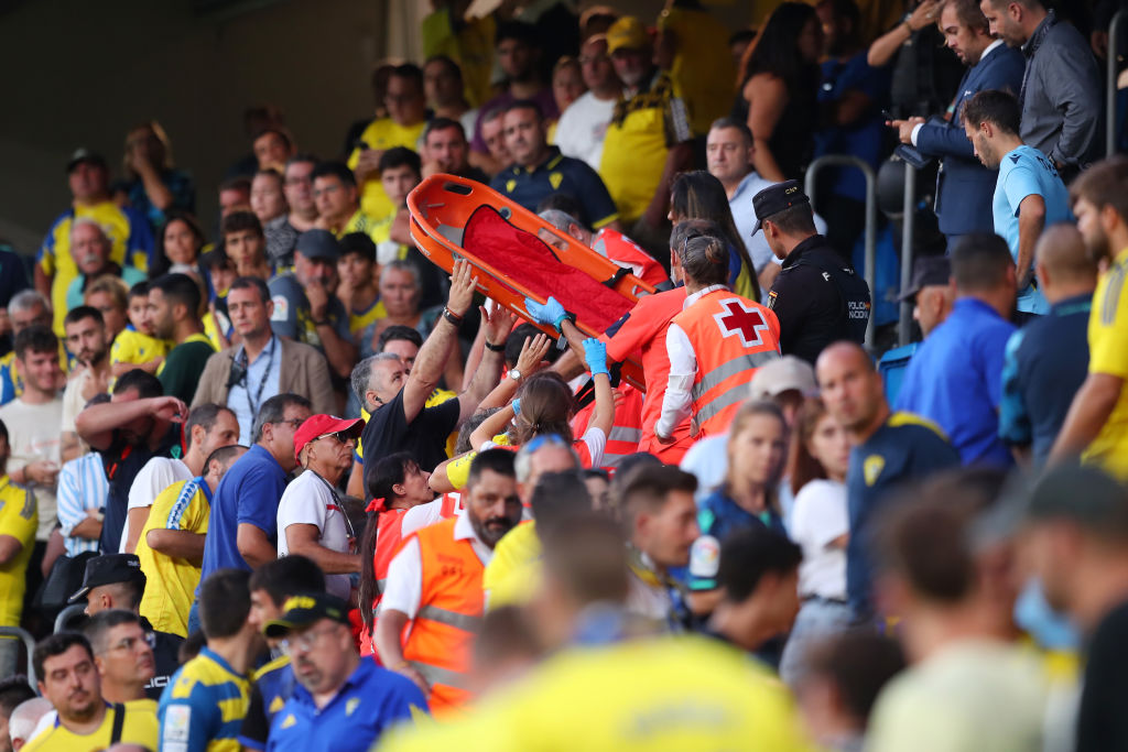 ¡Héroes! Así fue la reacción y atención médica a un fan en el Cádiz vs Barcelona por un problema cardiaco