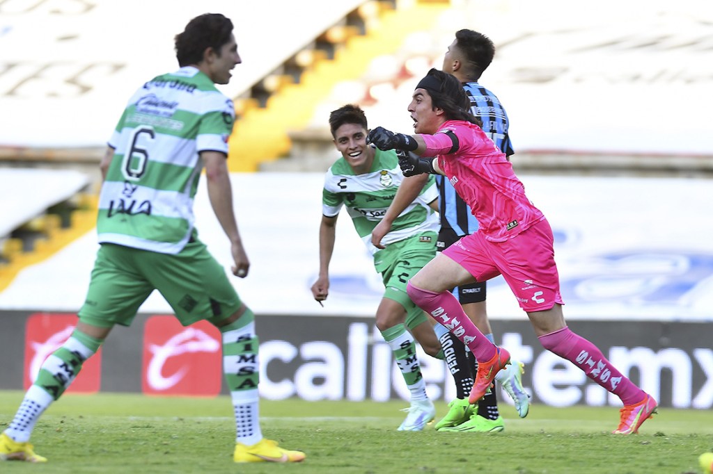 Carlos Acevedo celebra su gol en la Liga MX