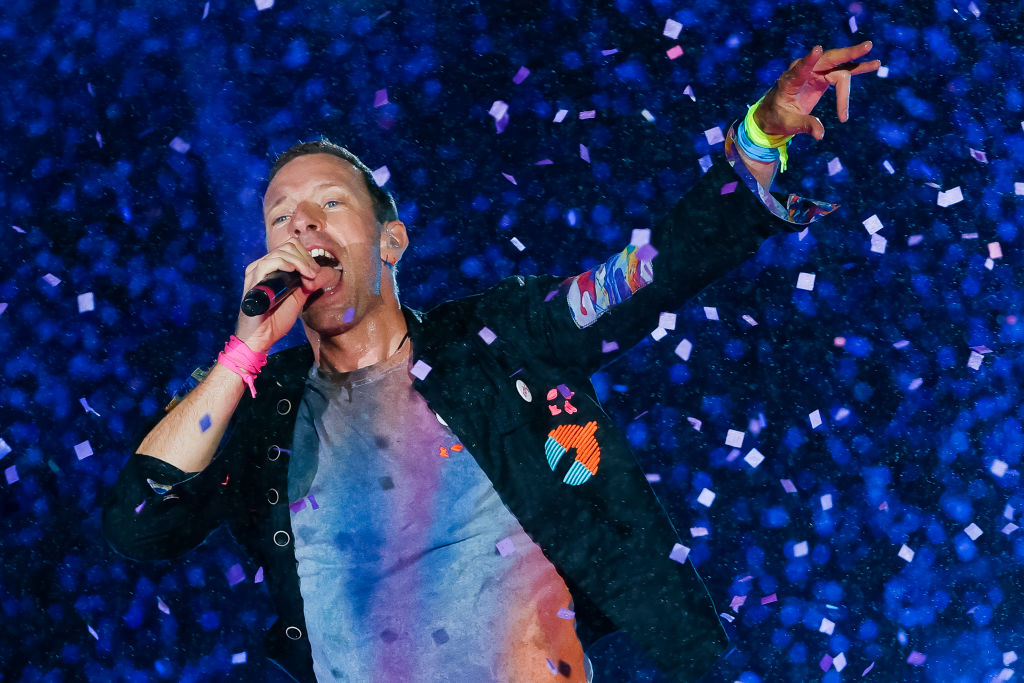Checa el cover que Coldplay hizo a Bad Bunny y J Balvin durante un concierto en Colombia