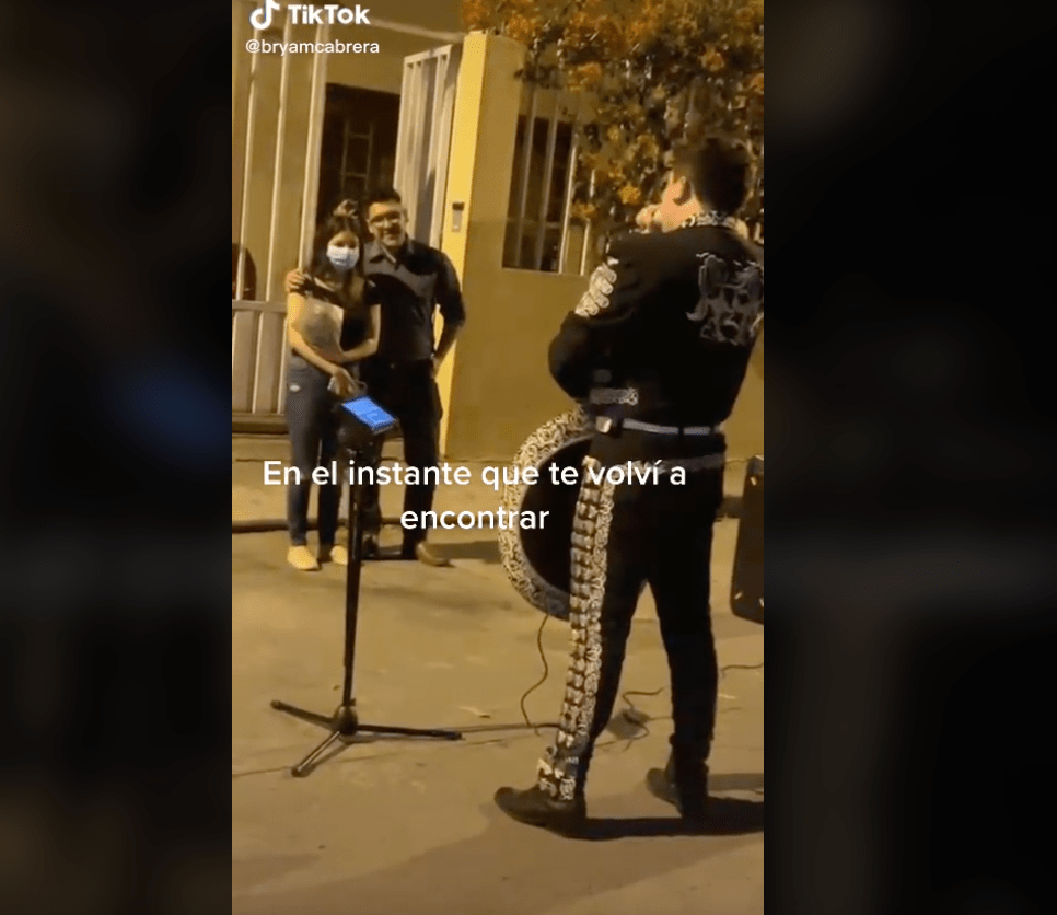 ¡Mi corazón encantado! Joven lleva serenata con rola de 'Dragon Ball GT'