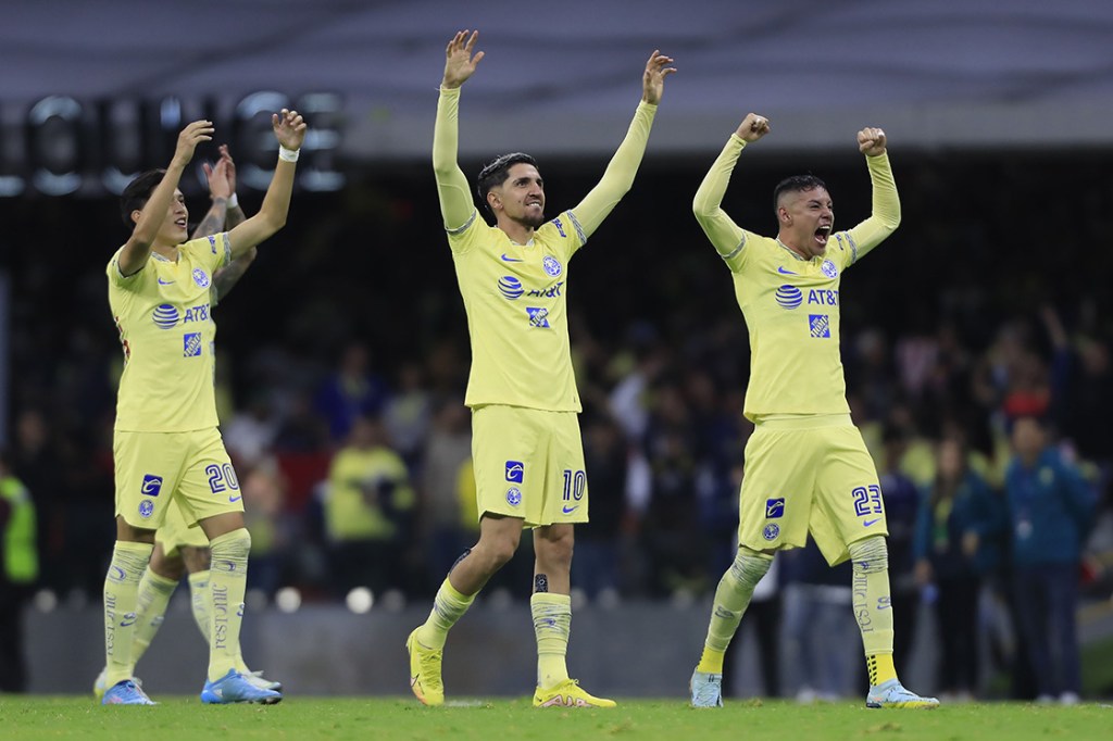 Emilio Lara y Diego Valdés celebran con América