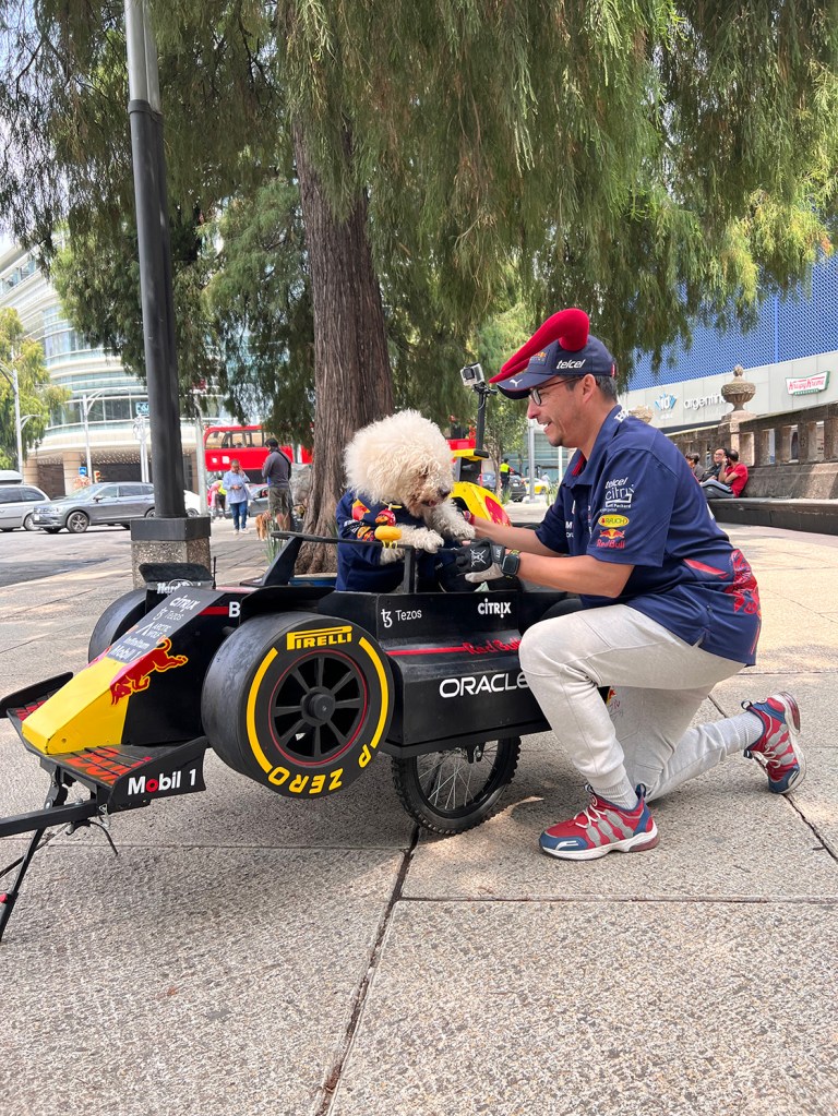 Jorge Alvarado y Fabbio, el perrito del RB18 en CDMX