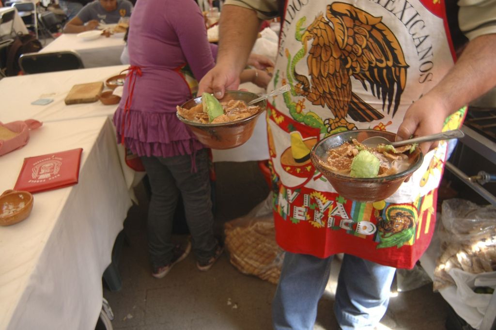 Hombre se atraganta y muere en concurso de comer pozole en Yucatán