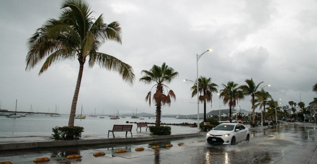 LA PAZ, BAJA CALIFORNIA, 07SEPTIEMBRE2022.- El Servicio Meteorológico Nacional informó que el huracán “Kay” se intensificó a categoría 2 durante las primeras horas de este miércoles en las aguas del pacífico mexicano. La trayectoria del huracán “Kay” es paralela a la península de Baja California, por lo que se han dejado sentir fuertes rachas de viento y lluvia durante este día.