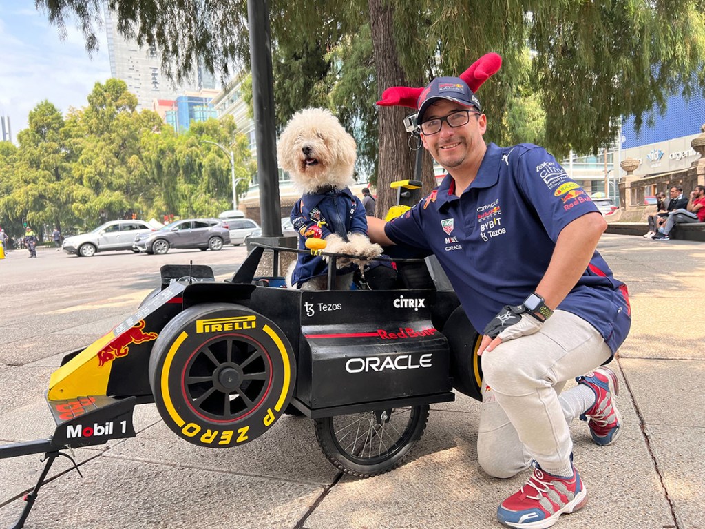 Jorge Alvarado y Fabbio, el perrito del RB18 en CDMX