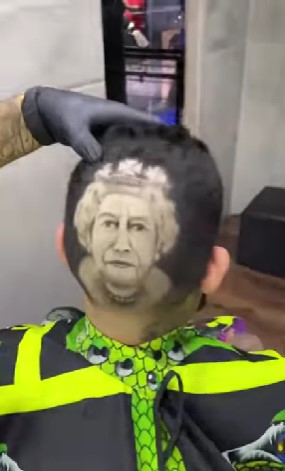 Este artista se rifó con un tributo a la Reina Isabel II en un corte de cabello