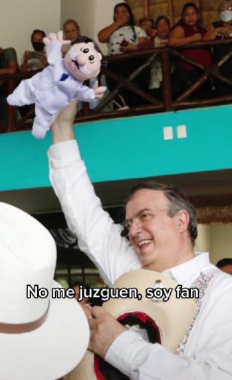 Ebrard presume que él lanzó peluche del Dr. Simi a Dua Lipa en Monterrey