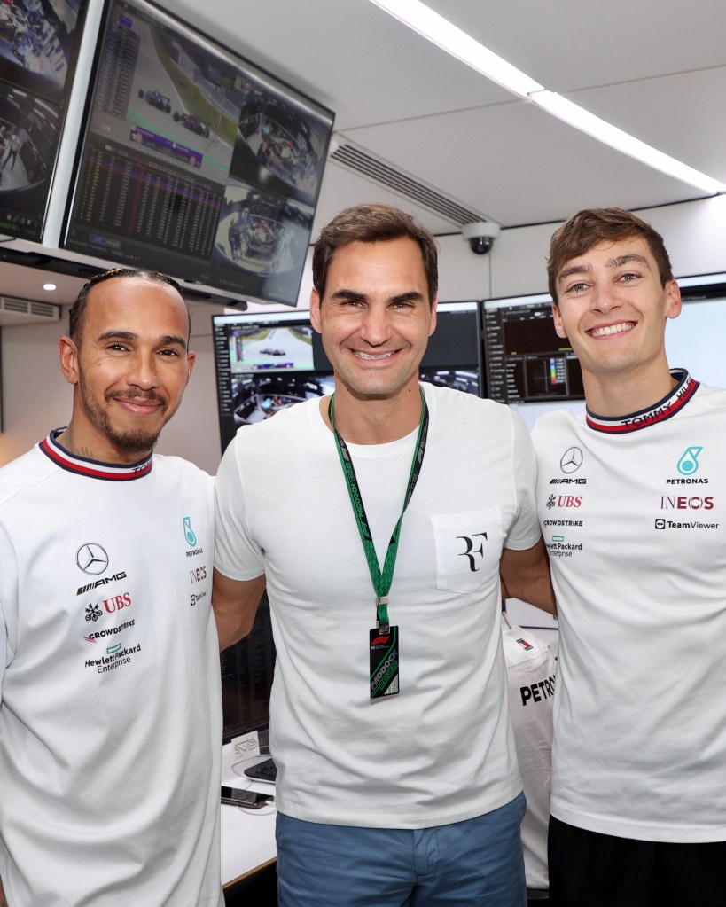 Roger Federer con los pilotos de la escudería Mercedes