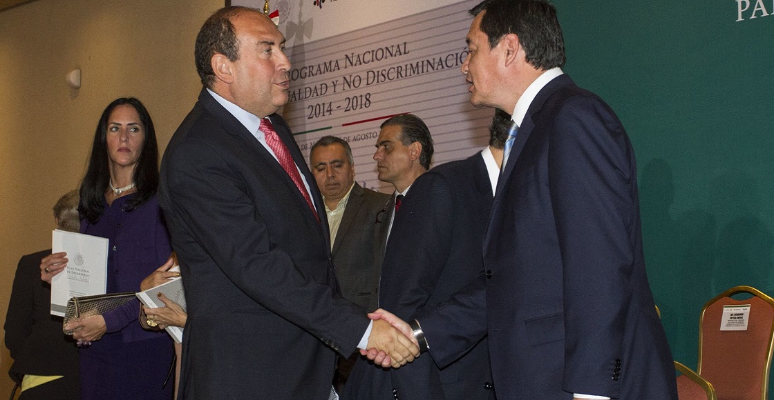 MÉXICO, D.F., 18AGOSTO2014.- Ruben Moreira, gobernador de Coahuila, Raúl Cervantes, presidente del Senado, y Miguel Ángel Osorio Chong, secretario de Gobernación, durante la presentación del Programa Nacional para la igualdad y la no Discriminación (Pronaid).