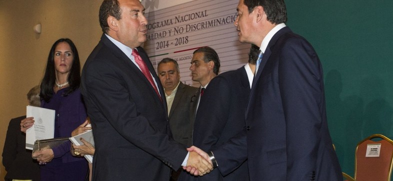 MÉXICO, D.F., 18AGOSTO2014.- Ruben Moreira, gobernador de Coahuila, Raúl Cervantes, presidente del Senado, y Miguel Ángel Osorio Chong, secretario de Gobernación, durante la presentación del Programa Nacional para la igualdad y la no Discriminación (Pronaid).