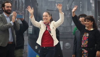 CIUDAD DE MÉXICO, 11SEPTIEMBRE2022.- Claudia Sheinbaum Pardo, jefa de Gobierno de la Ciudad acompañada de Zhu Qingqiao, embajador de China en México; Clara Brugada, alcaldesa de Iztapalapa y Andrés Lajous, secretario de SEMOVI, durante el Inicio de pruebas operativas del Trolebús elevado Ciudad de México que recorre 8 kilómetros en la Alcaldía Iztapalapa.