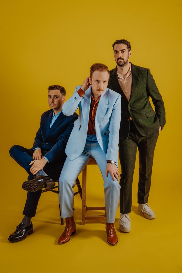 Keep on Smiling': El excesivamente optimista regreso de Two Door Cinema Club