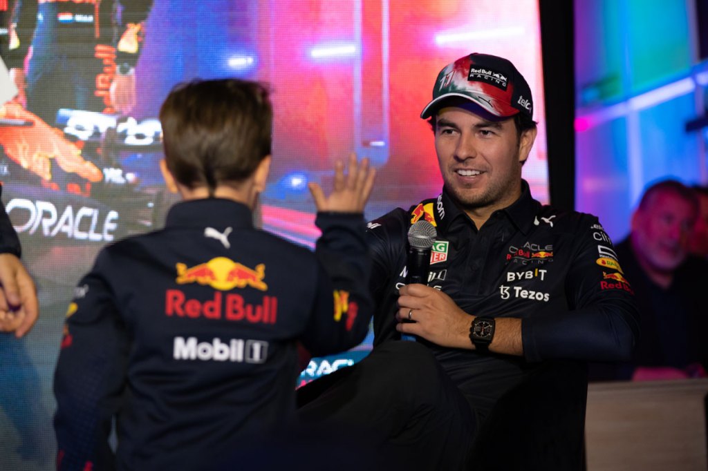 Checo Perez conoce a niño mexicano