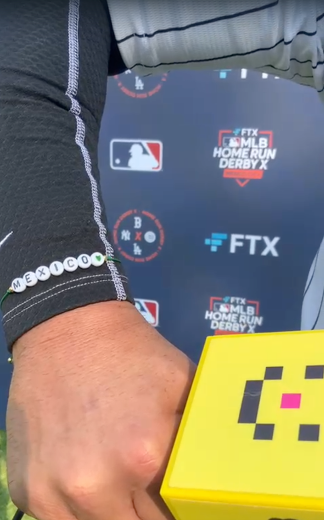 El regalo que Stefanía Aradillas entregó a Nick Swisher previo al Home Run Derby X