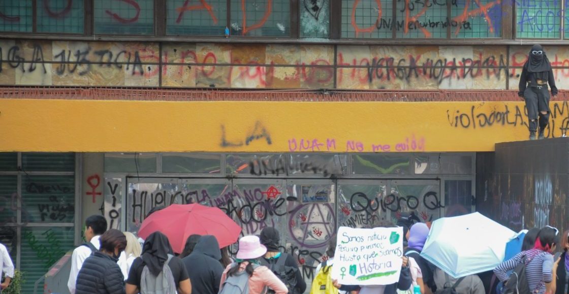 CIUDAD DE MÉXICO, 24OCTUBRE2022.- Estudiantes del plantel CCH Sur se manifestaron afuera de la Rectoría de la UNAM ante el caso de una estudiante presuntamente violada en las instalaciones de dicho plantel.