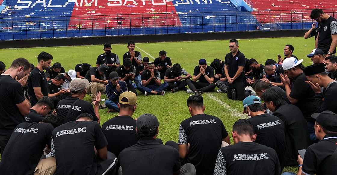 Aficionados murieron en brazos de jugadores durante la tragedia del futbol en Indonesia