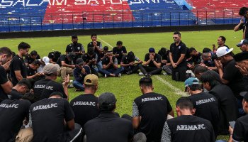 Aficionados murieron en brazos de jugadores durante la tragedia del futbol en Indonesia