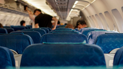 El interior de un avión antes de despegar