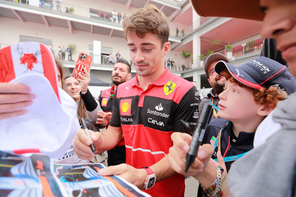 Charles Leclerc en el paddock del GP de México