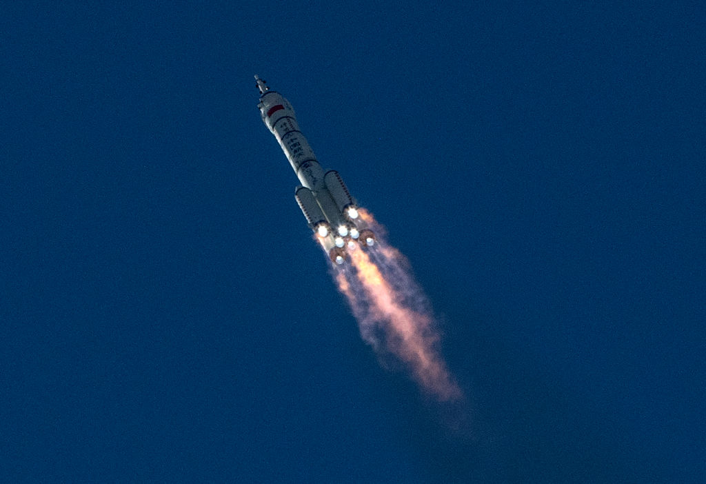 Hombre finge ser un astronauta atrapado en el espacio para estafar a una mujer