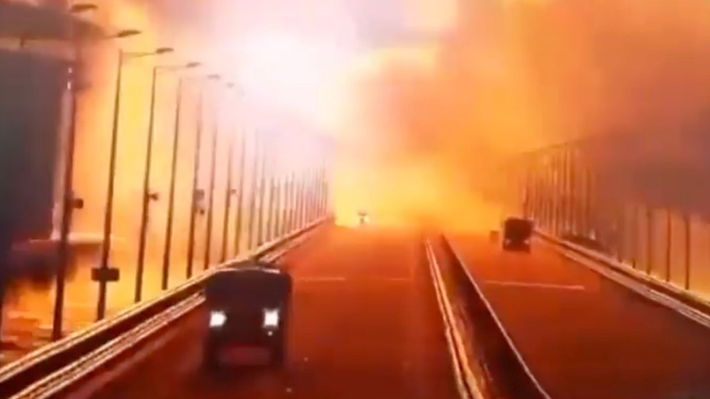 El momento de la explosión que derrumbó el puente entre Rusia y Crimea