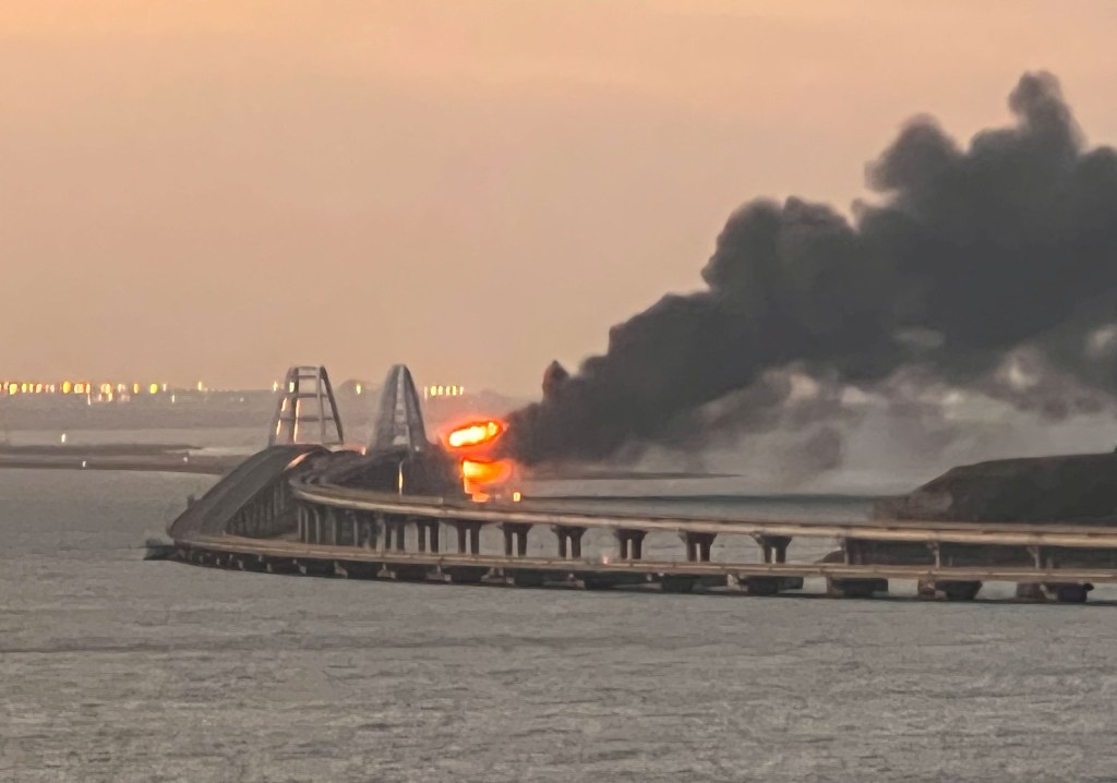 El momento de la explosión que derrumbó el puente entre Rusia y Crimea